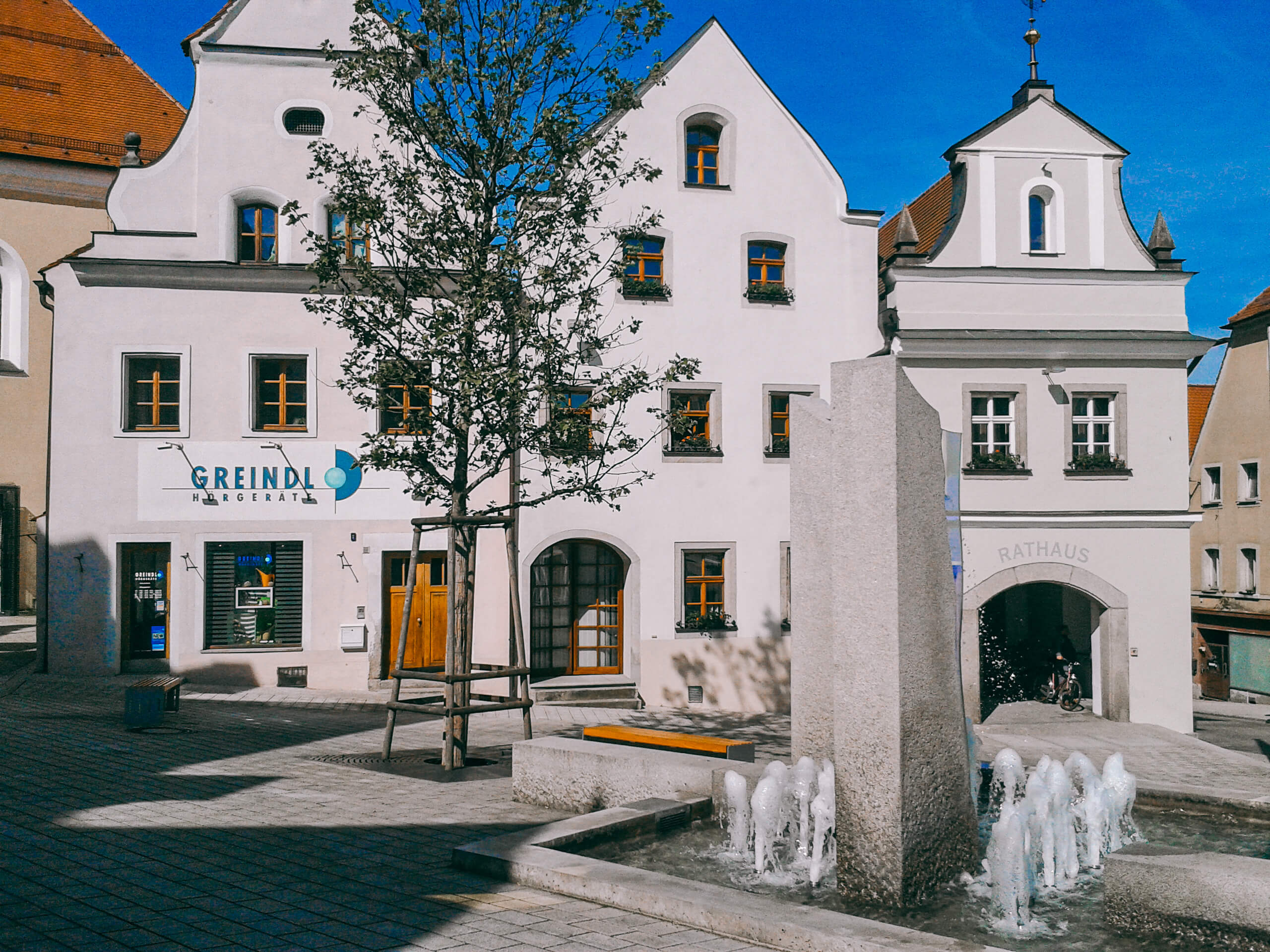 Bild vom Rathaus mit Wasserbrunnen.