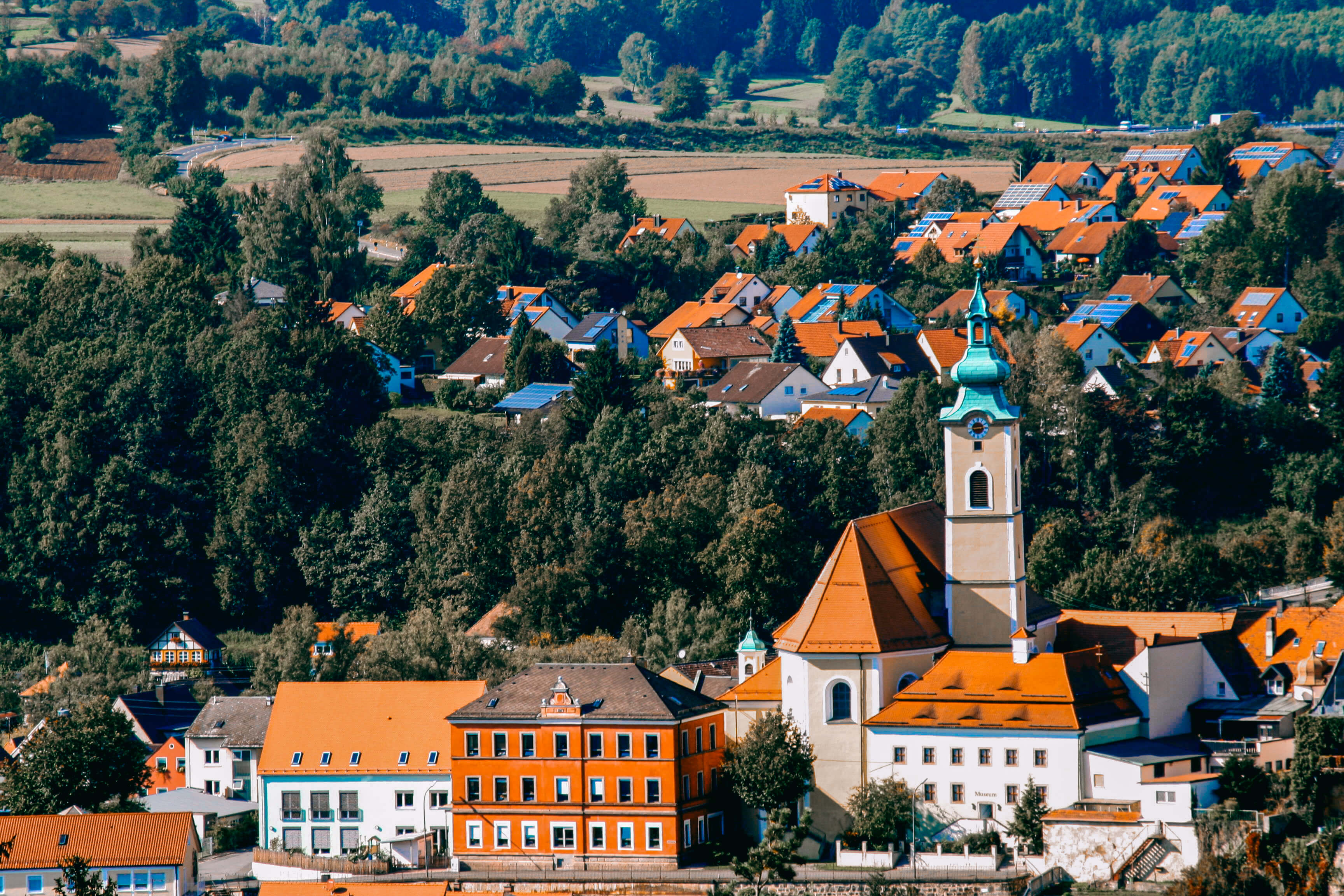 Direkter Blick auf die Kirche, das Stadtmuseum und das alte rote Schulhaus.